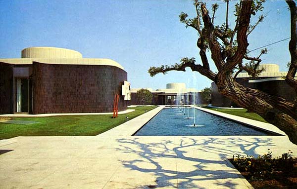 Pasadena Art Museum, ca. 1973. Courtesy of the Frank J. Thomas Archive.